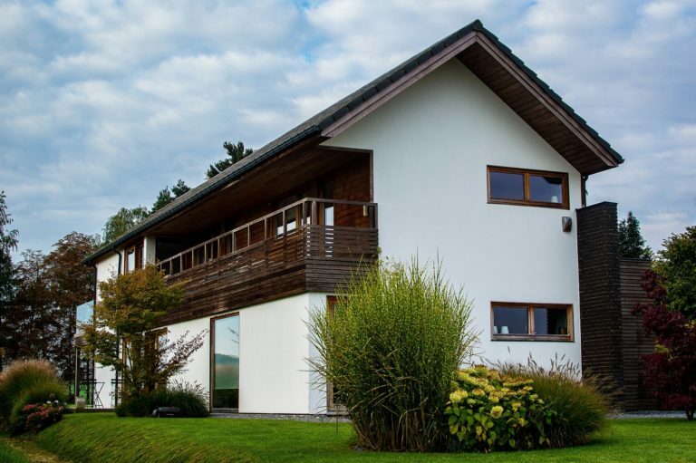 Maison Clé-sur-porte classique  - rénovation - bois